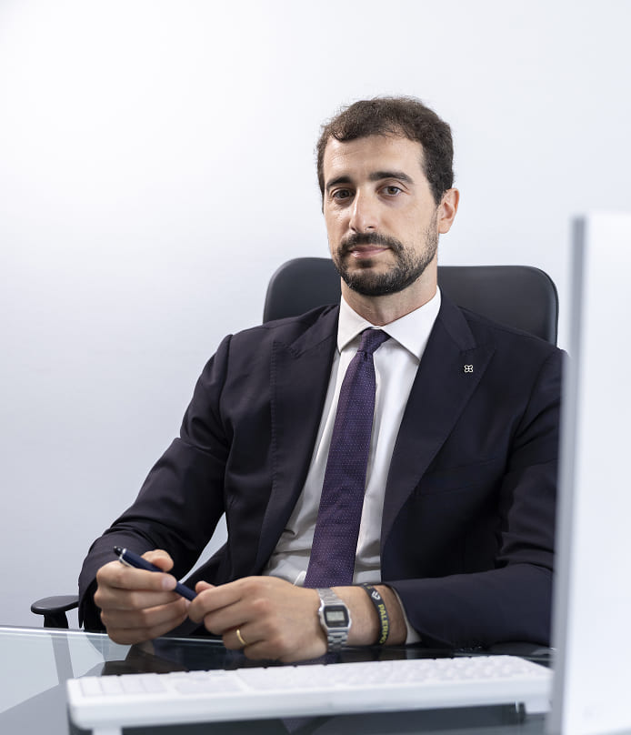 Avvocato Gabriele Leone seduto a una scrivania con tastiera del computer
